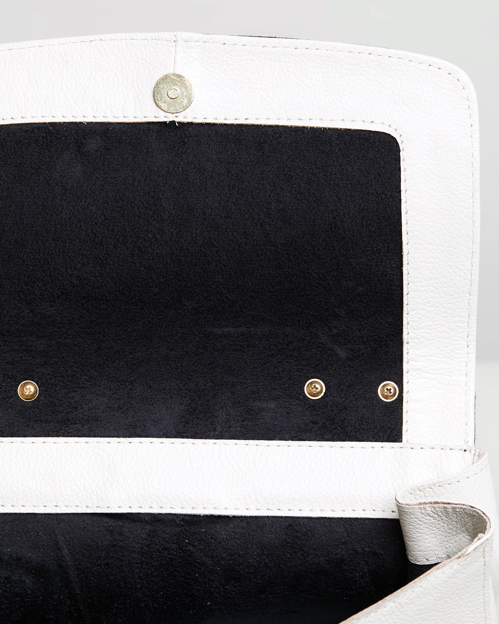 Isla - Black & White