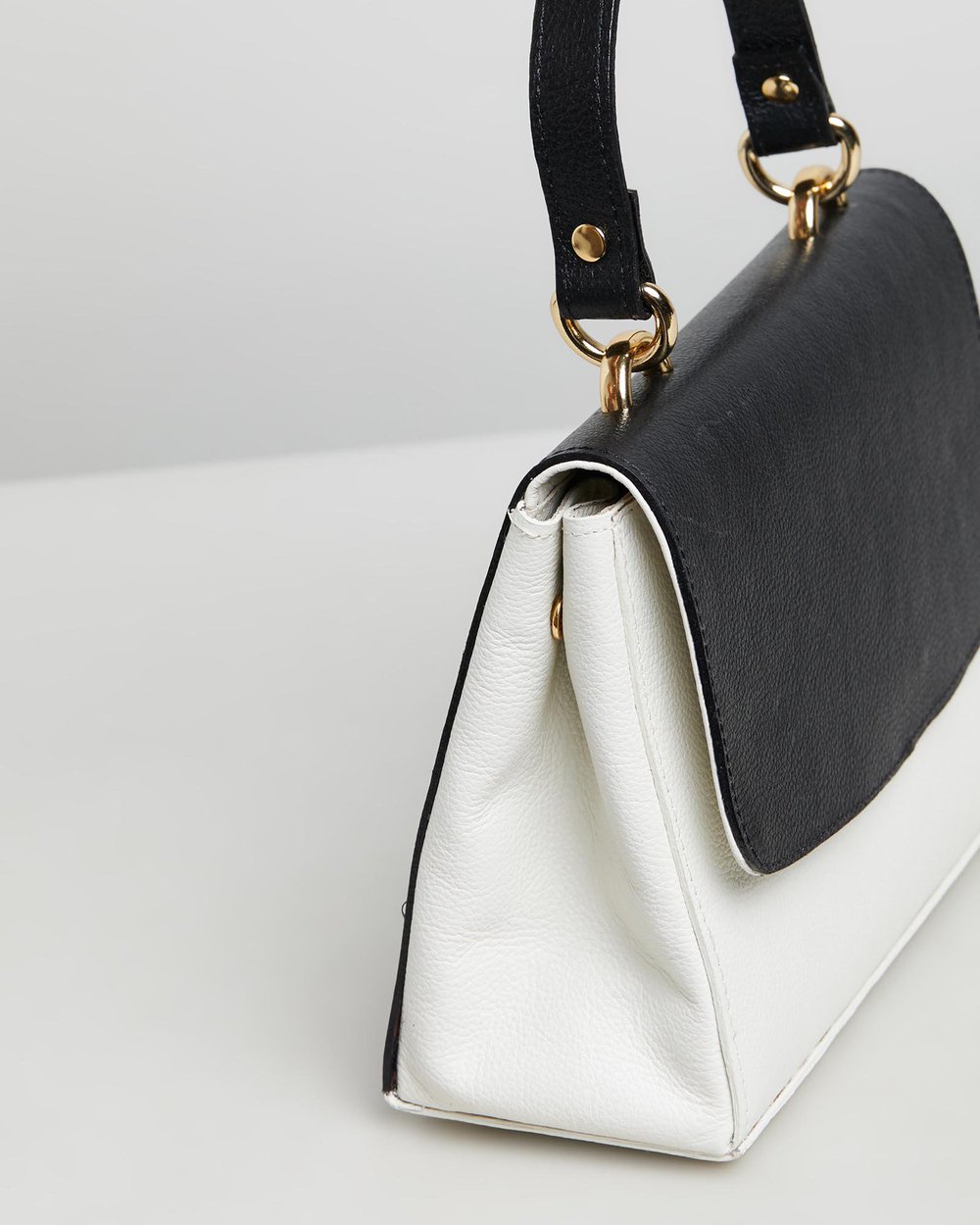 Isla - Black & White